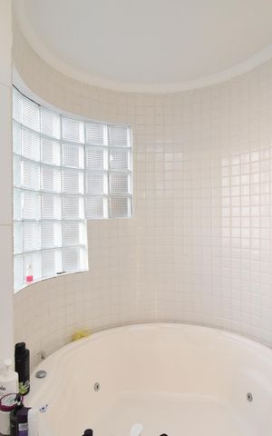 Casa de condomínio à venda com 220m², 3 quartos e 2 vagasSuíte