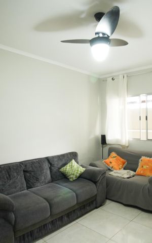 Casa à venda com 149m², 2 quartos e 3 vagas Casa à venda com 149m², 2 quartos e 3 vagasSala