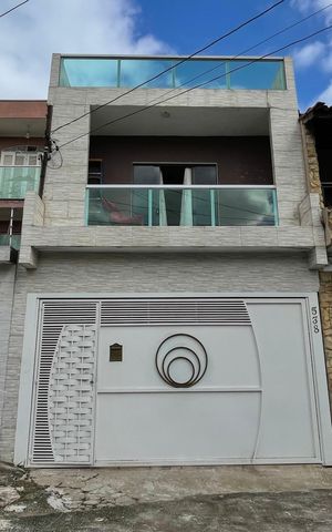Casa à venda com 180m², 3 quartos e 4 vagas Casa à venda com 180m², 3 quartos e 4 vagasFachada