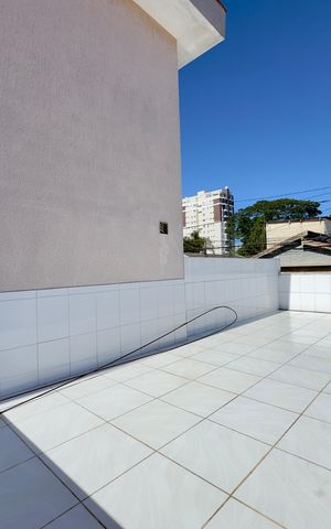 Casa à venda com 223m², 6 quartos e 2 vagas Casa à venda com 223m², 6 quartos e 2 vagasTerraço