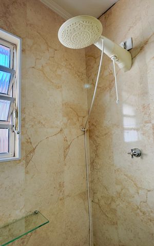 Casa à venda com 223m², 6 quartos e 2 vagas Casa à venda com 223m², 6 quartos e 2 vagasBanheiro 2