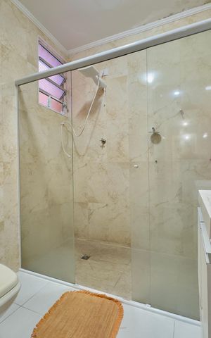Casa à venda com 223m², 6 quartos e 2 vagas Casa à venda com 223m², 6 quartos e 2 vagasBanheiro 1