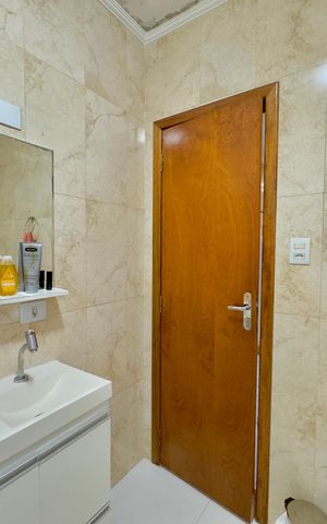 Casa à venda com 223m², 6 quartos e 2 vagas Casa à venda com 223m², 6 quartos e 2 vagasBanheiro 1