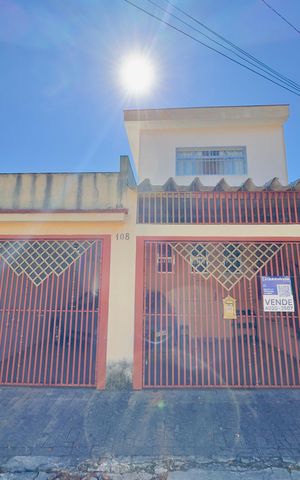 Casa à venda com 223m², 6 quartos e 2 vagas Casa à venda com 223m², 6 quartos e 2 vagasPlaca instalada na fachada do imóvel