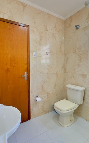 Casa à venda com 223m², 6 quartos e 2 vagas Casa à venda com 223m², 6 quartos e 2 vagasBanheiro 2