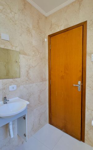 Casa à venda com 223m², 6 quartos e 2 vagas Casa à venda com 223m², 6 quartos e 2 vagasBanheiro 2