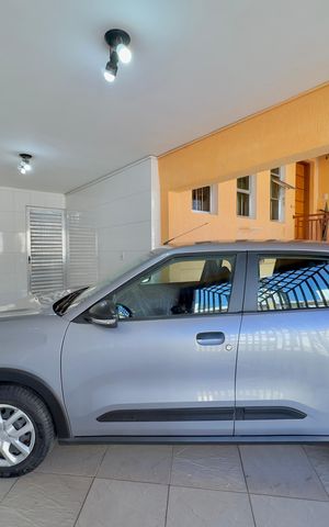 Casa à venda com 223m², 6 quartos e 2 vagas Casa à venda com 223m², 6 quartos e 2 vagasGaragem