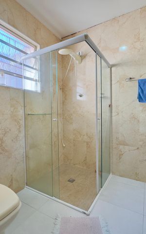 Casa à venda com 223m², 6 quartos e 2 vagas Casa à venda com 223m², 6 quartos e 2 vagasBanheiro 2
