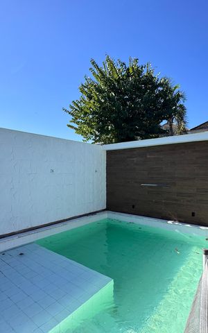 Casa de condomínio à venda com 232m², 4 quartos e 4 vagas Casa de condomínio à venda com 232m², 4 quartos e 4 vagasÁrea externa