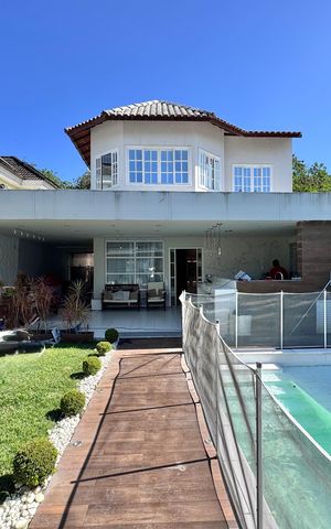 Casa de condomínio à venda com 232m², 4 quartos e 4 vagas Casa de condomínio à venda com 232m², 4 quartos e 4 vagasÁrea externa