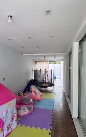Casa de condomínio à venda com 232m², 4 quartos e 4 vagas Casa de condomínio à venda com 232m², 4 quartos e 4 vagasÁrea externa
