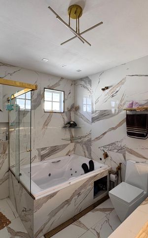 Casa de condomínio à venda com 232m², 4 quartos e 4 vagas Casa de condomínio à venda com 232m², 4 quartos e 4 vagasBanheiro da Suíte 1