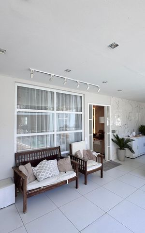 Casa de condomínio à venda com 232m², 4 quartos e 4 vagas Casa de condomínio à venda com 232m², 4 quartos e 4 vagasÁrea externa