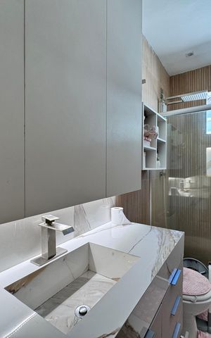 Casa de condomínio à venda com 232m², 4 quartos e 4 vagas Casa de condomínio à venda com 232m², 4 quartos e 4 vagasBanheiro Social