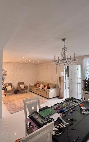 Casa de condomínio à venda com 232m², 4 quartos e 4 vagas Casa de condomínio à venda com 232m², 4 quartos e 4 vagasSala