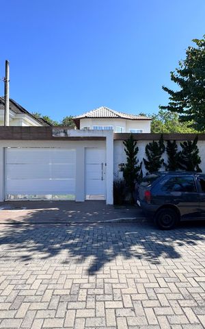 Casa de condomínio à venda com 232m², 4 quartos e 4 vagas Casa de condomínio à venda com 232m², 4 quartos e 4 vagasFachada