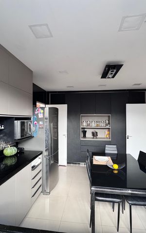 Casa de condomínio à venda com 232m², 4 quartos e 4 vagas Casa de condomínio à venda com 232m², 4 quartos e 4 vagasCozinha