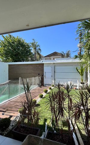 Casa de condomínio à venda com 232m², 4 quartos e 4 vagas Casa de condomínio à venda com 232m², 4 quartos e 4 vagasÁrea externa