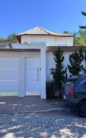 Casa de condomínio à venda com 232m², 4 quartos e 4 vagas Casa de condomínio à venda com 232m², 4 quartos e 4 vagasFachada