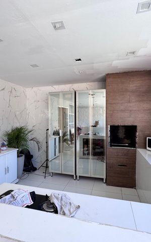Casa de condomínio à venda com 232m², 4 quartos e 4 vagas Casa de condomínio à venda com 232m², 4 quartos e 4 vagasÁrea externa