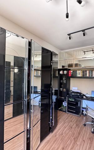 Casa de condomínio à venda com 232m², 4 quartos e 4 vagas Casa de condomínio à venda com 232m², 4 quartos e 4 vagasCloset da Suíte 1