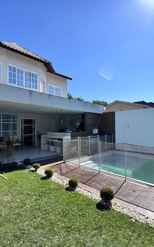 Casa de condomínio à venda com 232m², 4 quartos e 4 vagas Casa de condomínio à venda com 232m², 4 quartos e 4 vagasÁrea externa