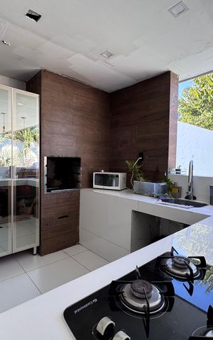 Casa de condomínio à venda com 232m², 4 quartos e 4 vagas Casa de condomínio à venda com 232m², 4 quartos e 4 vagasÁrea externa