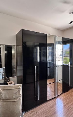 Casa de condomínio à venda com 232m², 4 quartos e 4 vagas Casa de condomínio à venda com 232m², 4 quartos e 4 vagasCloset da Suíte 1