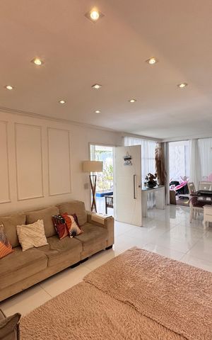 Casa de condomínio à venda com 232m², 4 quartos e 4 vagas Casa de condomínio à venda com 232m², 4 quartos e 4 vagasSala