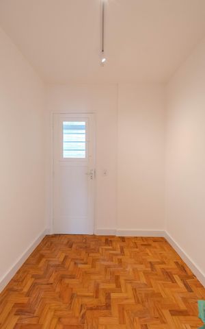 Apartamento à venda com 226m², 4 quartos e 2 vagas Apartamento à venda com 226m², 4 quartos e 2 vagasEscritório