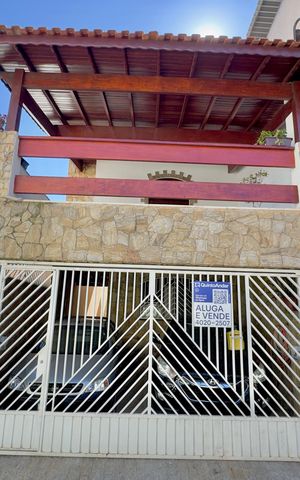 Casa à venda com 170m², 3 quartos e 2 vagas Casa à venda com 170m², 3 quartos e 2 vagasPlaca instalada na fachada do imóvel