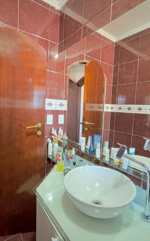 Casa à venda com 170m², 3 quartos e 2 vagas Casa à venda com 170m², 3 quartos e 2 vagasBanheiro 2