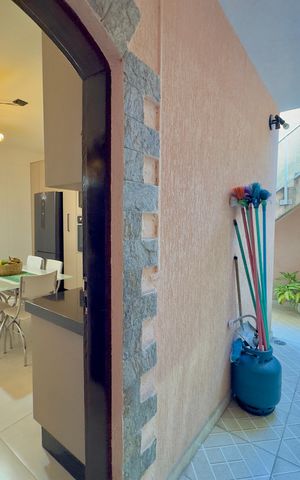 Casa à venda com 170m², 3 quartos e 2 vagas Casa à venda com 170m², 3 quartos e 2 vagasÁrea externa