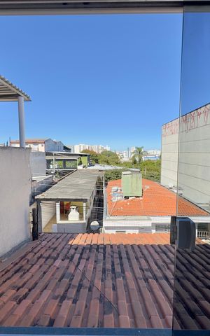 Casa à venda com 170m², 3 quartos e 2 vagas Casa à venda com 170m², 3 quartos e 2 vagasDetalhe telhado da sacada