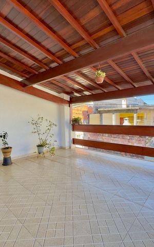 Casa à venda com 170m², 3 quartos e 2 vagas Casa à venda com 170m², 3 quartos e 2 vagasSacada