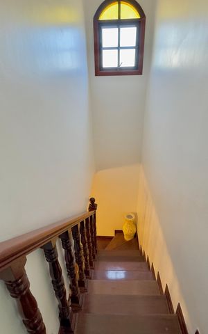 Casa à venda com 170m², 3 quartos e 2 vagas Casa à venda com 170m², 3 quartos e 2 vagasEscada