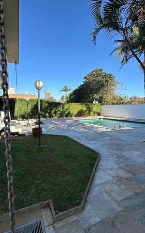 Casa de condomínio para alugar com 520m², 4 quartos e 4 vagasQuintal