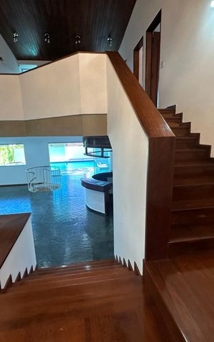 Casa de condomínio para alugar com 520m², 4 quartos e 4 vagasEscada