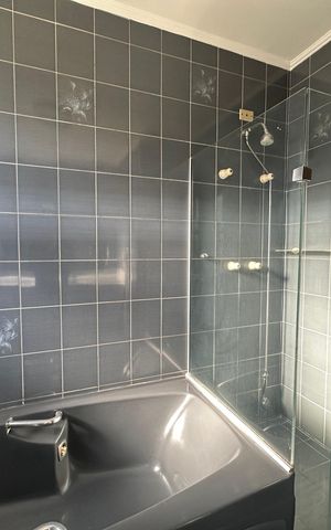 Casa de condomínio para alugar com 520m², 4 quartos e 4 vagasBanheiro da Suíte 2