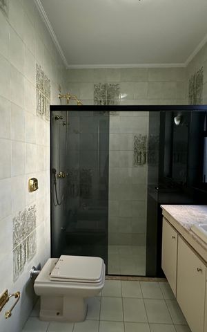 Casa de condomínio para alugar com 520m², 4 quartos e 4 vagasBanheiro da Suíte 4