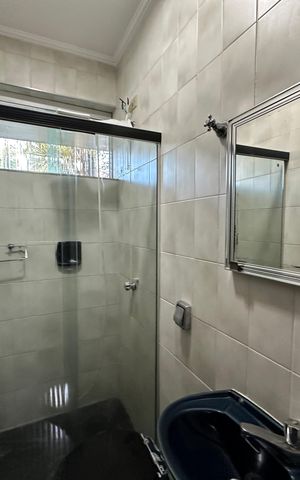 Casa de condomínio para alugar com 520m², 4 quartos e 4 vagasBanheiro de serviço