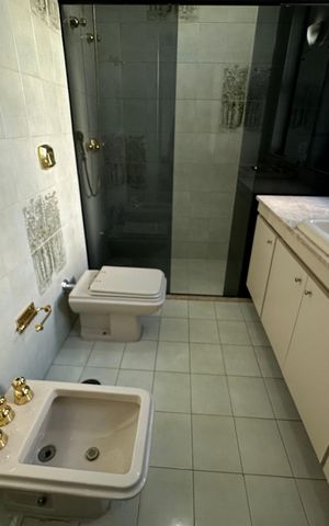 Casa de condomínio para alugar com 520m², 4 quartos e 4 vagasBanheiro da Suíte 4