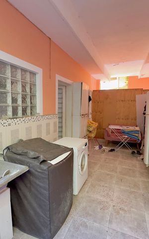 Casa à venda com 100m², 5 quartos e 2 vagas Casa à venda com 100m², 5 quartos e 2 vagasÁrea de Serviço
