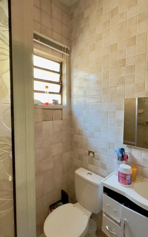 Casa à venda com 100m², 5 quartos e 2 vagas Casa à venda com 100m², 5 quartos e 2 vagasBanheiro 1