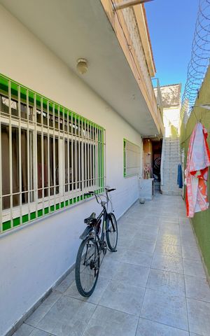 Casa à venda com 100m², 5 quartos e 2 vagas Casa à venda com 100m², 5 quartos e 2 vagasCorredor externo