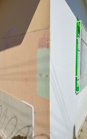 Casa à venda com 100m², 5 quartos e 2 vagas Casa à venda com 100m², 5 quartos e 2 vagasDetalhe corredor lateral