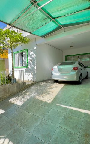 Casa à venda com 100m², 5 quartos e 2 vagas Casa à venda com 100m², 5 quartos e 2 vagasGaragem