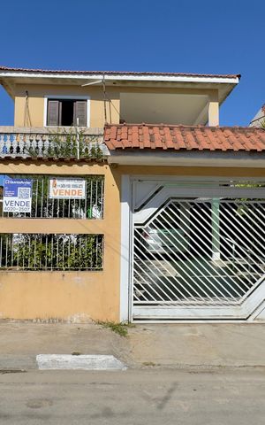 Casa à venda com 100m², 5 quartos e 2 vagas Casa à venda com 100m², 5 quartos e 2 vagasPlaca instalada na fachada do imóvel
