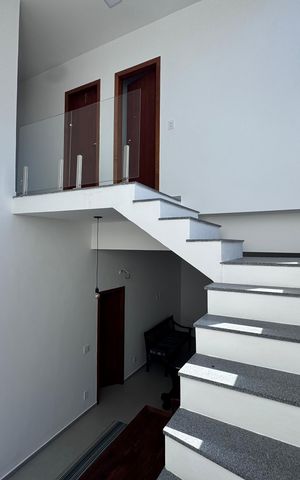 Casa de condomínio para alugar com 227m², 3 quartos e 2 vagas Casa de condomínio para alugar com 227m², 3 quartos e 2 vagasEscada