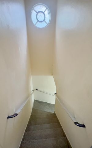 Casa à venda com 145m², 2 quartos e 2 vagas Casa à venda com 145m², 2 quartos e 2 vagasEscada interna